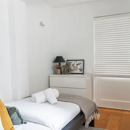 3 Bed- London- Private Garden Apartment London
