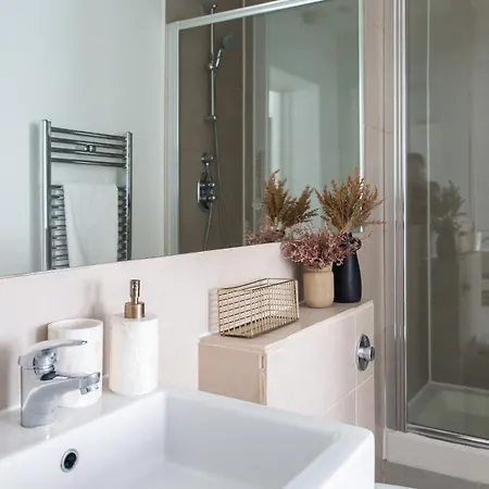 3 Bed- London- Private Garden *