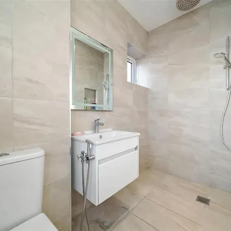 Bright Modern House With Garden ריינס פארק