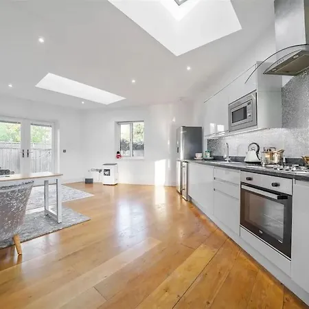 דירה Bright Modern House With Garden