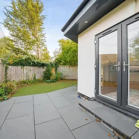 Bright Modern House With Garden דירה *