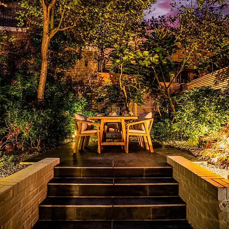 Stunning Chelsea Garden Apartment *