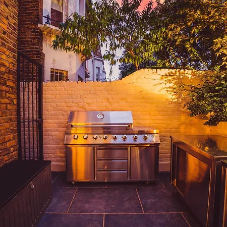 Stunning Chelsea Garden Apartment *