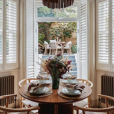 Stunning Chelsea Garden Apartment *