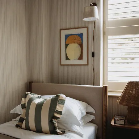 Stunning Chelsea Garden Apartment *