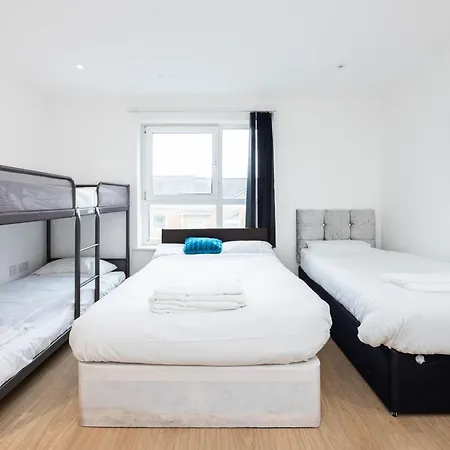 Heads On Bed -canary Wharf Docklands For The Larger Groups