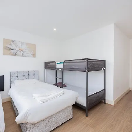 Apartment Heads On Bed -canary Wharf Docklands For The Larger Groups
