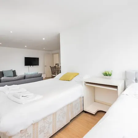 Apartment Heads On Bed -canary Wharf Docklands For The Larger Groups London