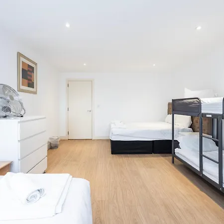 Heads On Bed -canary Wharf Docklands For The Larger Groups * London