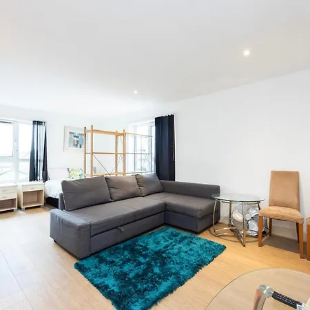 Apartment Heads On Bed -canary Wharf Docklands For The Larger Groups