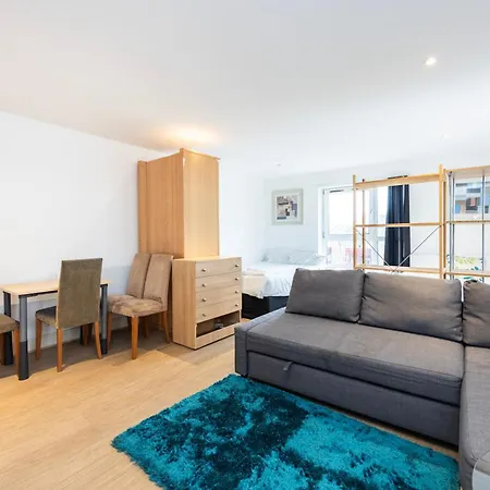 Heads On Bed -canary Wharf Docklands For The Larger Groups Apartment *