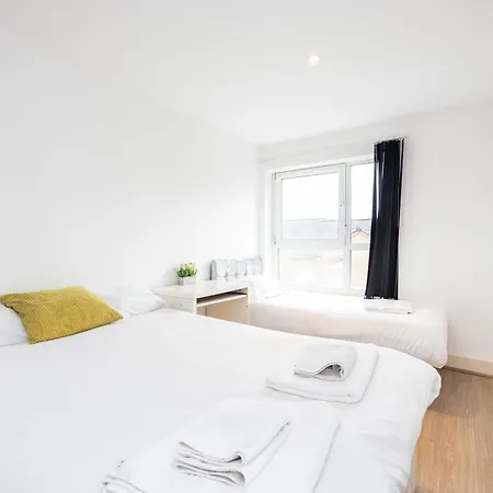 Heads On Bed -canary Wharf Docklands For The Larger Groups Apartment