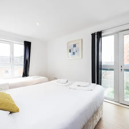 Apartment Heads On Bed -canary Wharf Docklands For The Larger Groups *