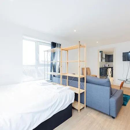 Apartment Heads On Bed -canary Wharf Docklands For The Larger Groups London
