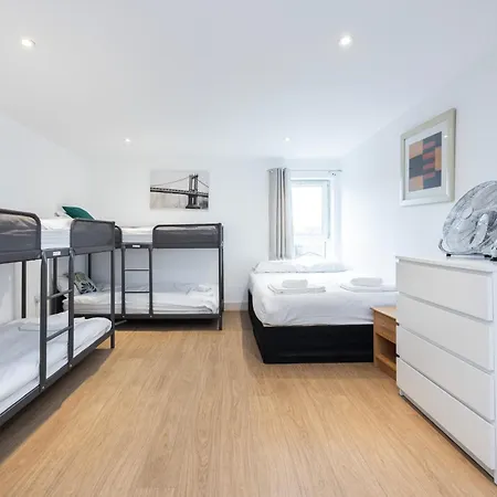 Apartment Heads On Bed -canary Wharf Docklands For The Larger Groups