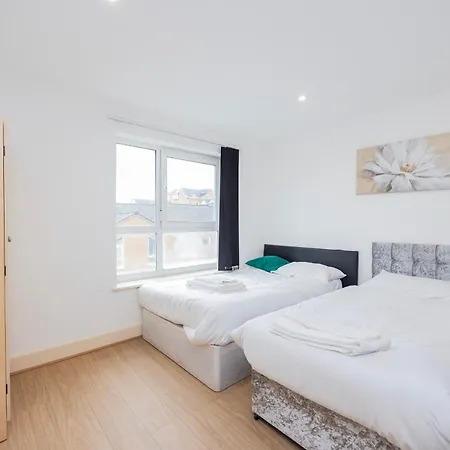 Apartment Heads On Bed -canary Wharf Docklands For The Larger Groups *