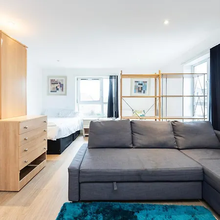 Heads On Bed -canary Wharf Docklands For The Larger Groups Apartment London