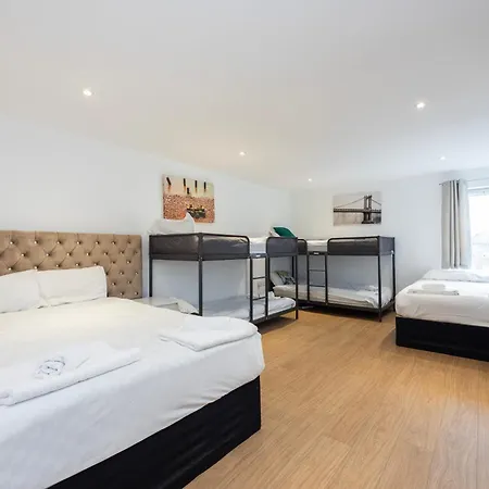 Heads On Bed -canary Wharf Docklands For The Larger Groups * London