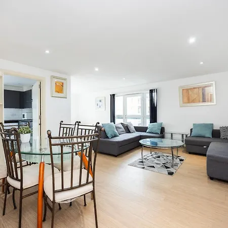Apartment Heads On Bed -canary Wharf Docklands For The Larger Groups
