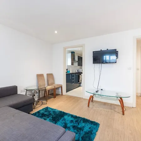 Heads On Bed -canary Wharf Docklands For The Larger Groups Apartment *