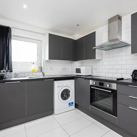 Apartment Heads On Bed -canary Wharf Docklands For The Larger Groups London