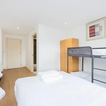 Heads On Bed -canary Wharf Docklands For The Larger Groups