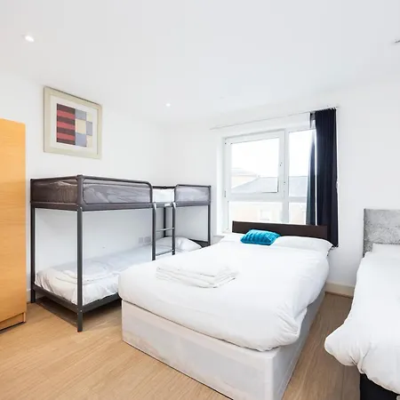 Heads On Bed -canary Wharf Docklands For The Larger Groups Apartment