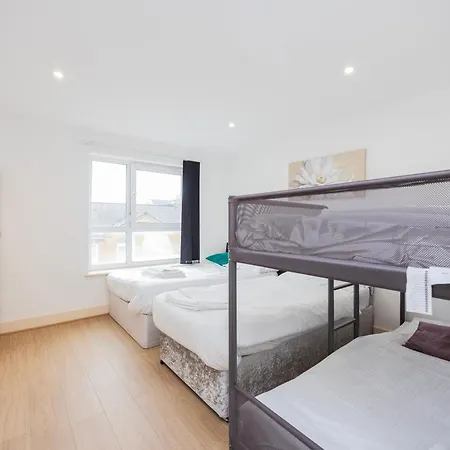 Heads On Bed -canary Wharf Docklands For The Larger Groups *
