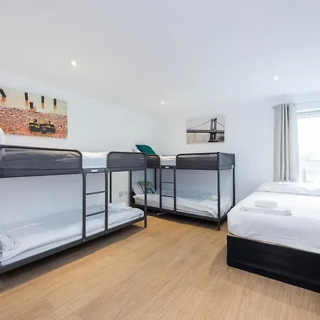 Heads On Bed -canary Wharf Docklands For The Larger Groups *