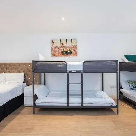 Heads On Bed -canary Wharf Docklands For The Larger Groups London