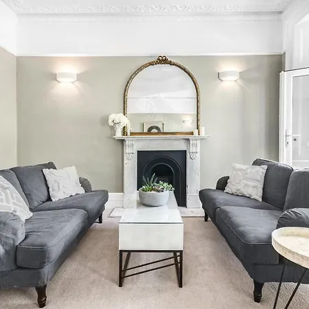 Lovely Large 1 Bed Renovated Flat W Balcony & 600mb Wifi * لندن