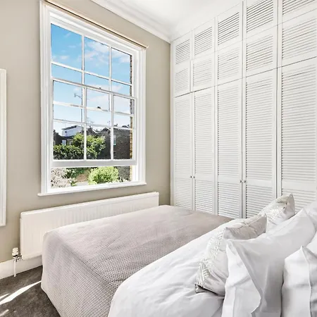 Lovely Large 1 Bed Renovated Flat W Balcony & 600mb Wifi *