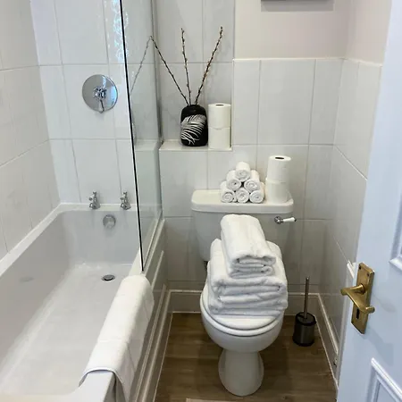 Lovely Large 1 Bed Renovated Flat W Balcony & 600mb Wifi شقة *