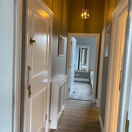 Lovely Large 1 Bed Renovated Flat W Balcony & 600mb Wifi شقة لندن
