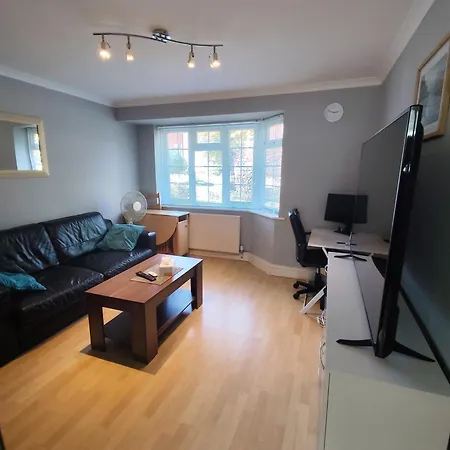 2 Bed Flat Near Station With Parking&comgarden Apartamento Sutton (Greater London)