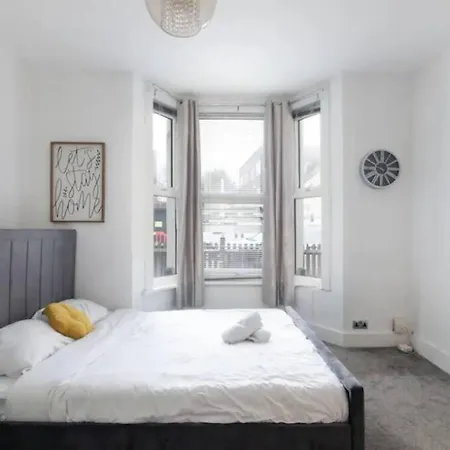 Apartment Cozy And Stylish Two Bed Apartmeant *