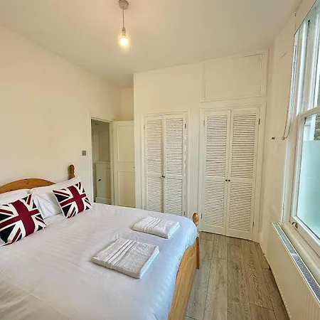 Flat B Stockwell * Londyn