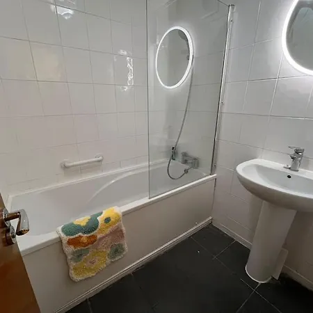 Spacious Flat Close To Elizabeth Line לונדון