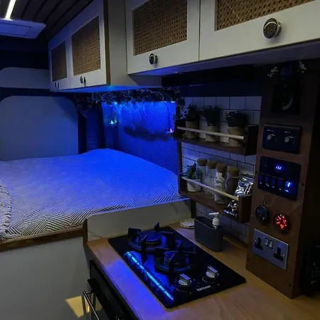 Vankind - Explore Like Never Before! Apartment *