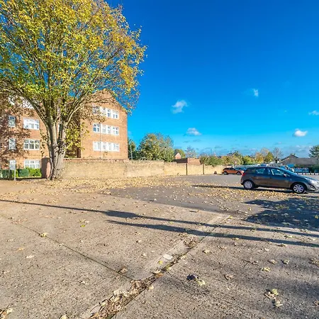 Apartment Stylish 3 Bedrooms 20 Mins To London With Balcony - Open For Long And Families Relocating Woodford