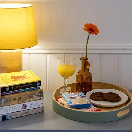 Stylish 3 Bedrooms 20 Mins To London With Balcony - Open For Long And Families Relocating Apartment Woodford