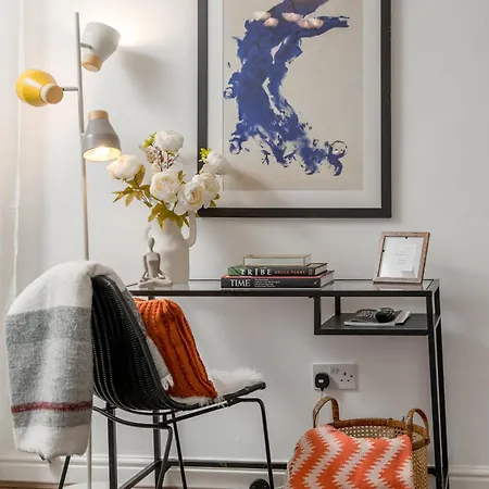Apartment Stylish 3 Bedrooms 20 Mins To London With Balcony - Open For Long And Families Relocating Woodford