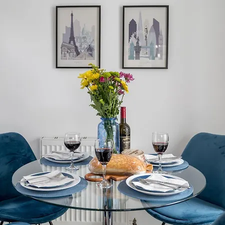 Stylish 3 Bedrooms 20 Mins To London With Balcony - Open For Long And Families Relocating *
