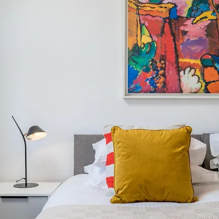 Stylish 3 Bedrooms 20 Mins To London With Balcony - Open For Long And Families Relocating Woodford