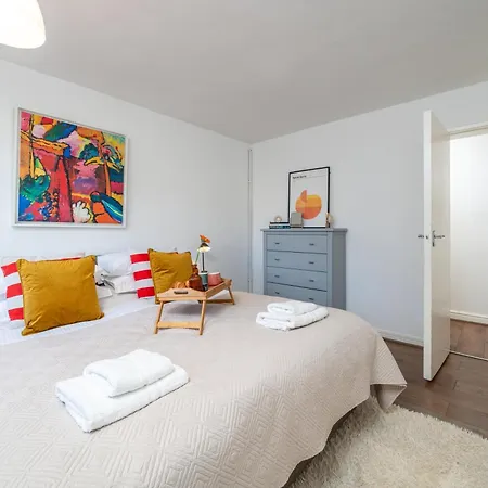 Stylish 3 Bedrooms 20 Mins To London With Balcony - Open For Long And Families Relocating
