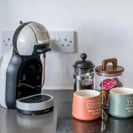 Apartment Stylish 3 Bedrooms 20 Mins To London With Balcony - Open For Long And Families Relocating