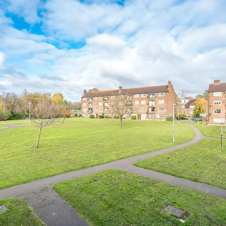 Stylish 3 Bedrooms 20 Mins To London With Balcony - Open For Long And Families Relocating Apartment *
