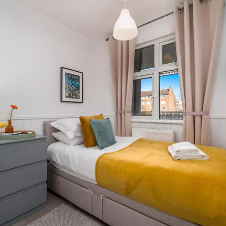Apartment Stylish 3 Bedrooms 20 Mins To London With Balcony - Open For Long And Families Relocating *