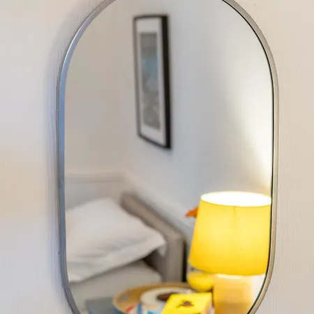 Stylish 3 Bedrooms 20 Mins To London With Balcony - Open For Long And Families Relocating Apartment Woodford