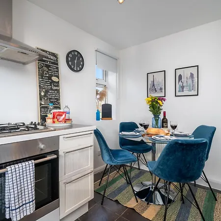 Apartment Stylish 3 Bedrooms 20 Mins To London With Balcony - Open For Long And Families Relocating Woodford
